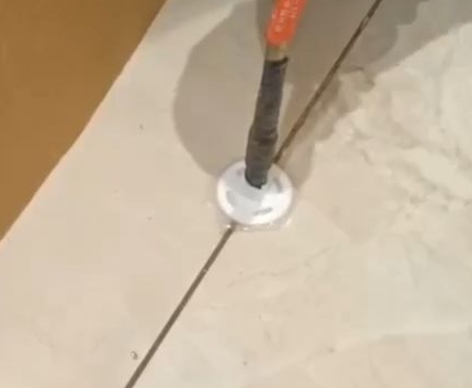 安州瓷砖空鼓维修公司专业解答瓷砖在铺贴过程中，如果没有涂抹均匀到位的粘结材料（如水泥砂浆或瓷砖胶），可能会导致以下问题