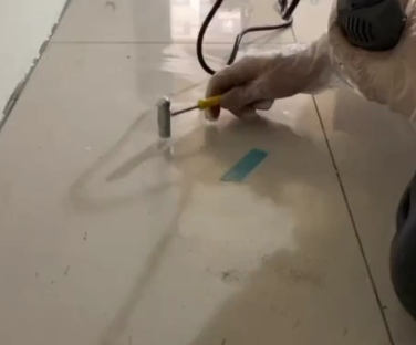 安州瓷砖开裂维修公司专业分享瓷砖在铺贴前如果没有沥干水分，将会导致以下问题