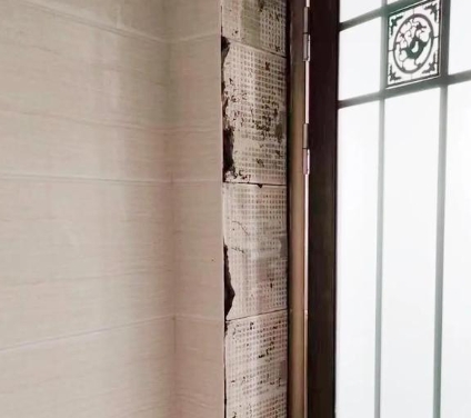 安州瓷砖空鼓免砸砖维修公司分享吸水砖泡水时间不够或过长都会对瓷砖铺贴效果产生影响